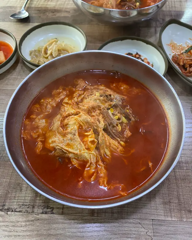 계란이 풀어져 있는 육개장