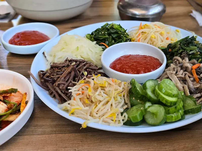 보리밥에 들어가는 다양한 나물들