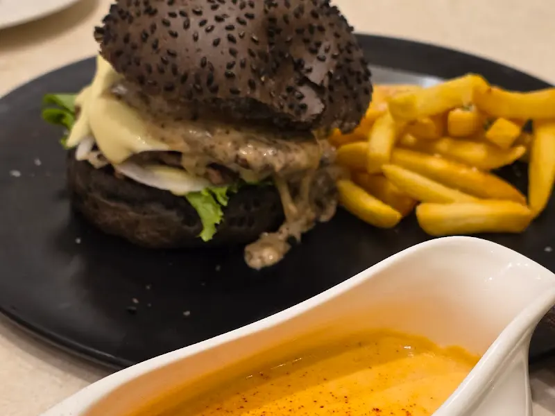 고메 블랙 치즈 버거와 감자튀김