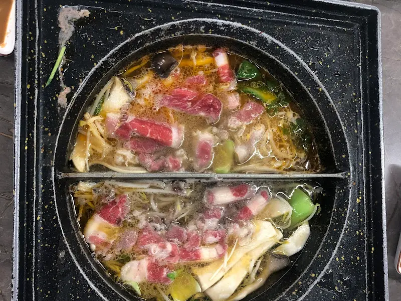 얼큰한 육수에 끓인 샤브샤브