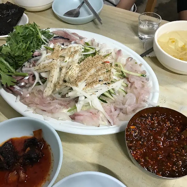 신선함이 눈으로도 느껴지는 육회와 채소의 조화