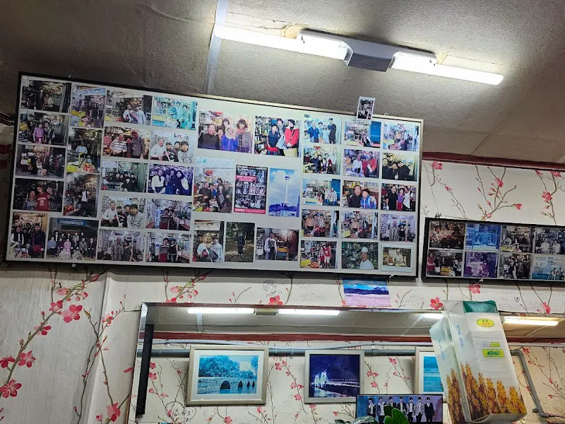 벽에 붙어있는 사진들