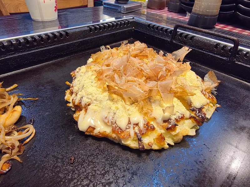 철판 위에 놓인 치즈 오코노미야끼