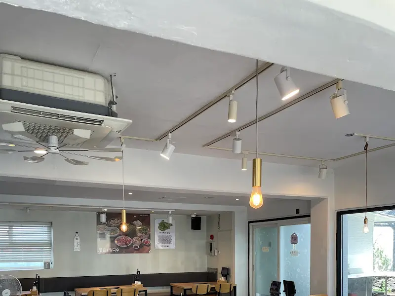 깔끔한 식당 내부