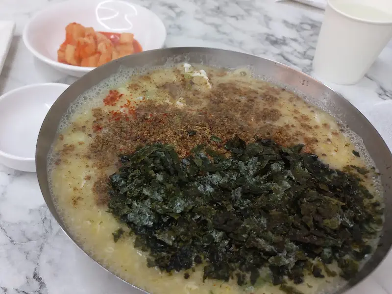 칼국수와 깍두기의 조화
