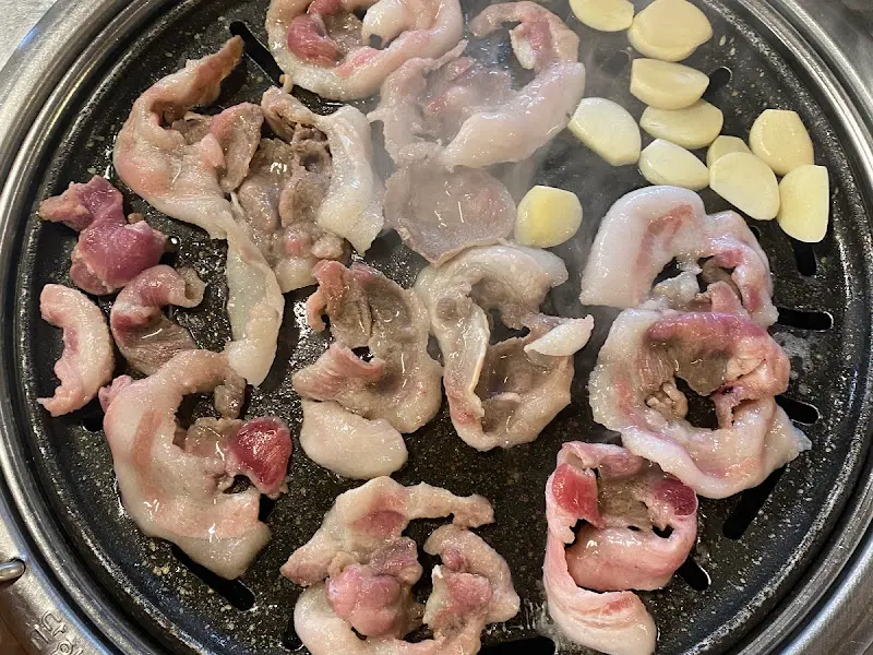 불판 위에서 지글지글 익어가는 뒷고기