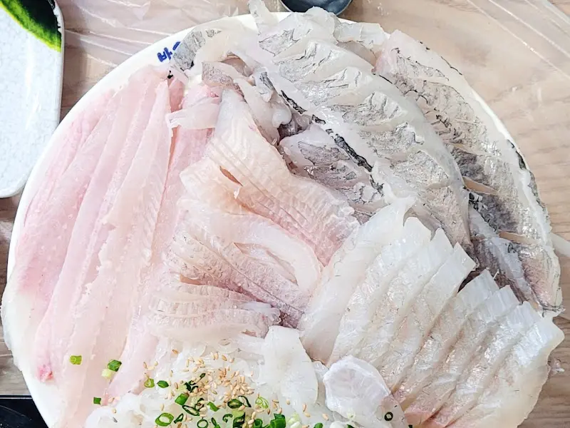 신선함이 느껴지는 모듬회 한 상