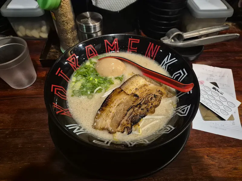 라멘에 깨가루와 마늘을 넣어 먹는 모습