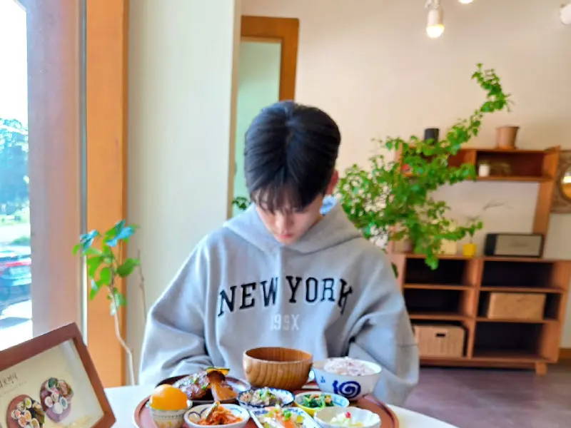 식사를 즐기는 손님