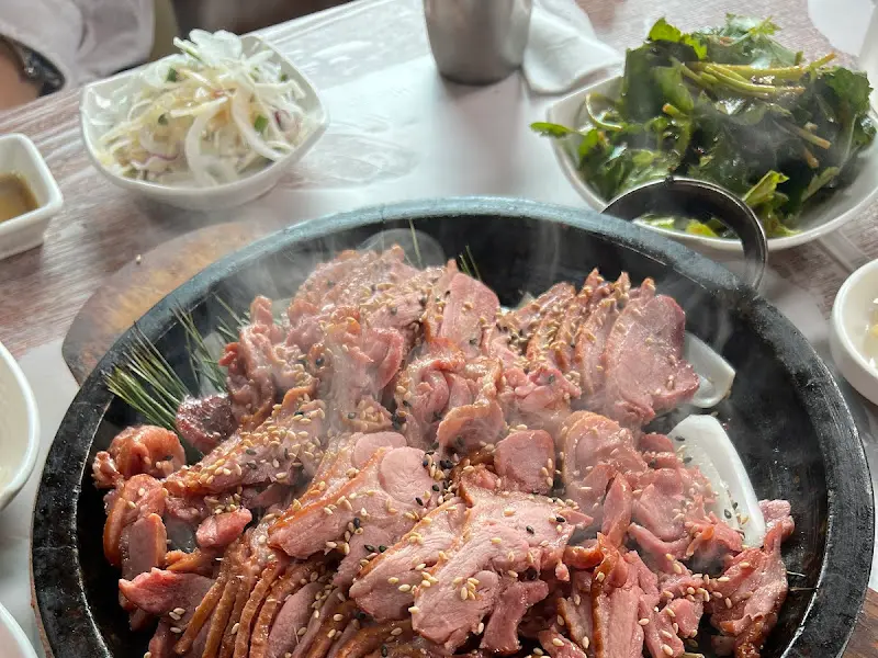 솔잎 위에 올려진 오리 훈제