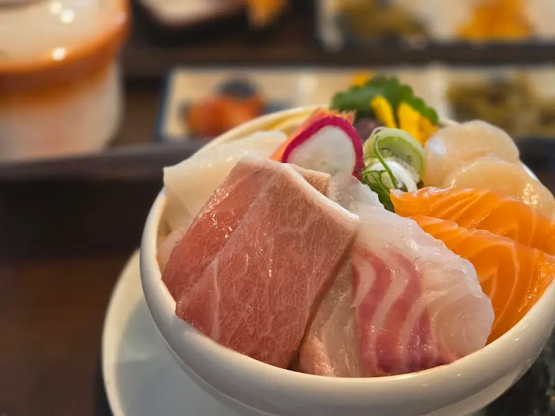 싱싱한 해산물이 가득 담긴 카이센동의 클로즈업