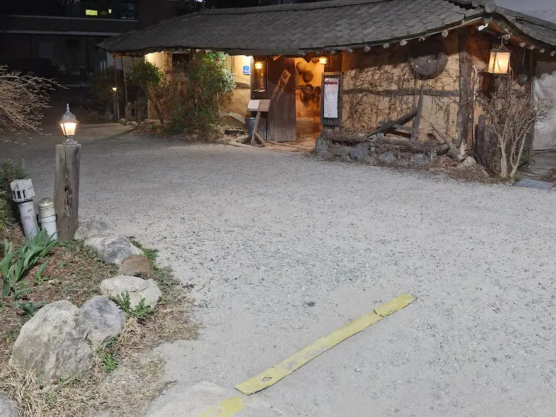 저녁에 바라본 외부 전경