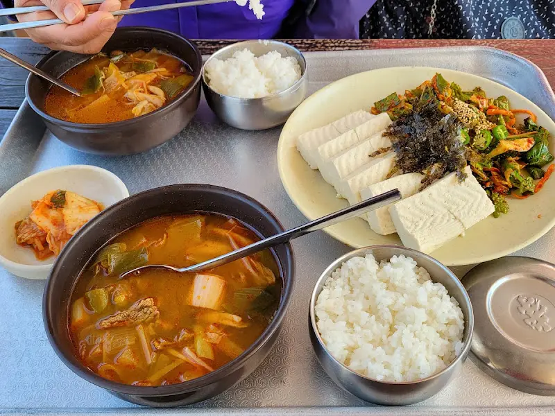 소고기 국밥과 손두부 한 상 차림