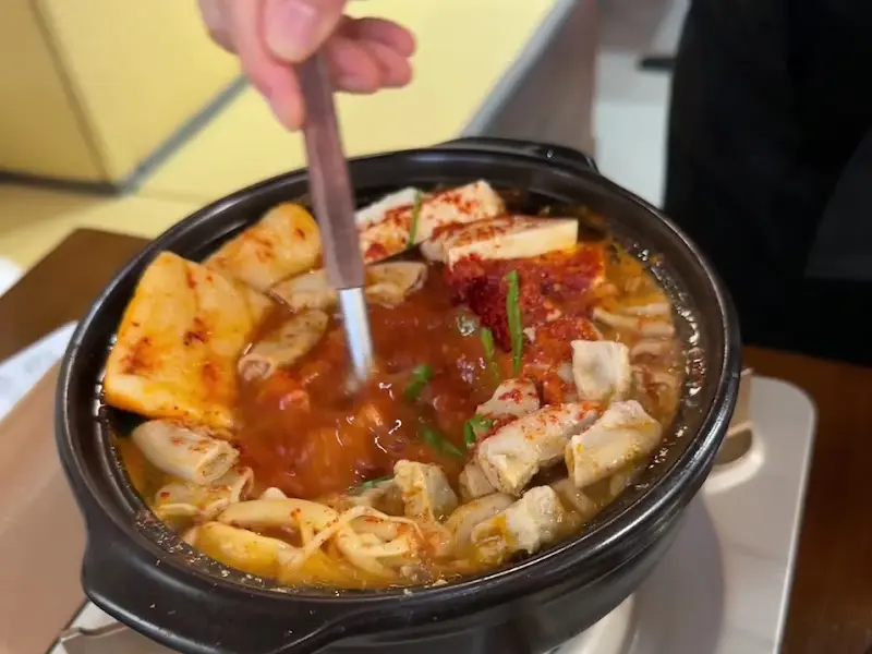 곱창전골 버무리는 모습