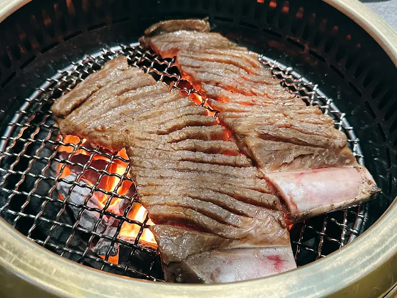 숯불 위에서 구워지는 갈비