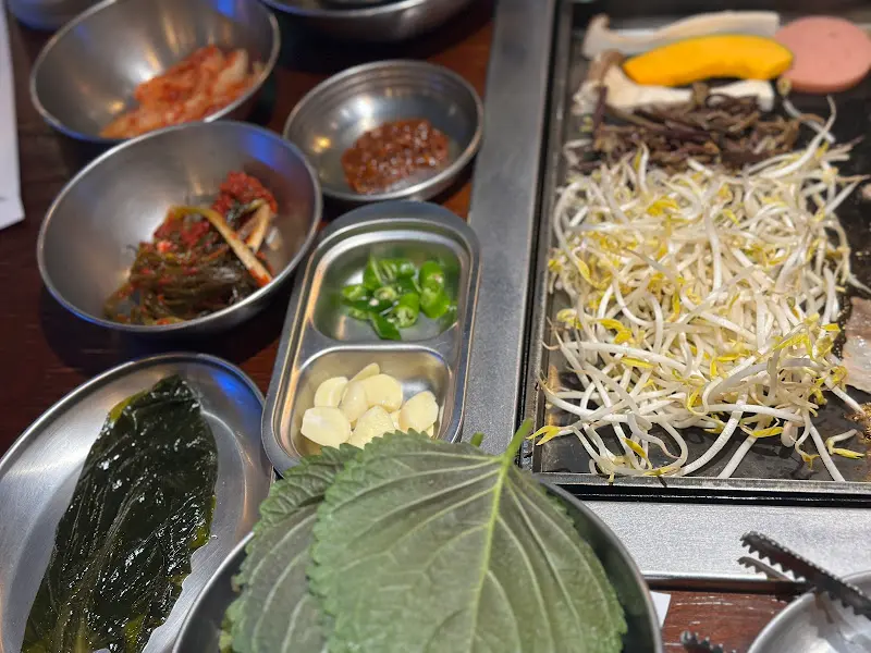 다채로운 밑반찬 구성