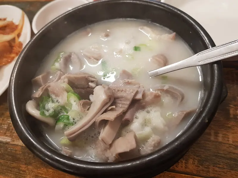 뽀얀 국물에 푸짐하게 담긴 순대와 내장이 먹음직스러운 순대국