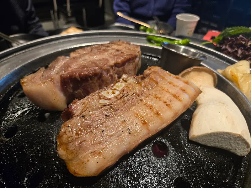 불판 위의 흑돼지