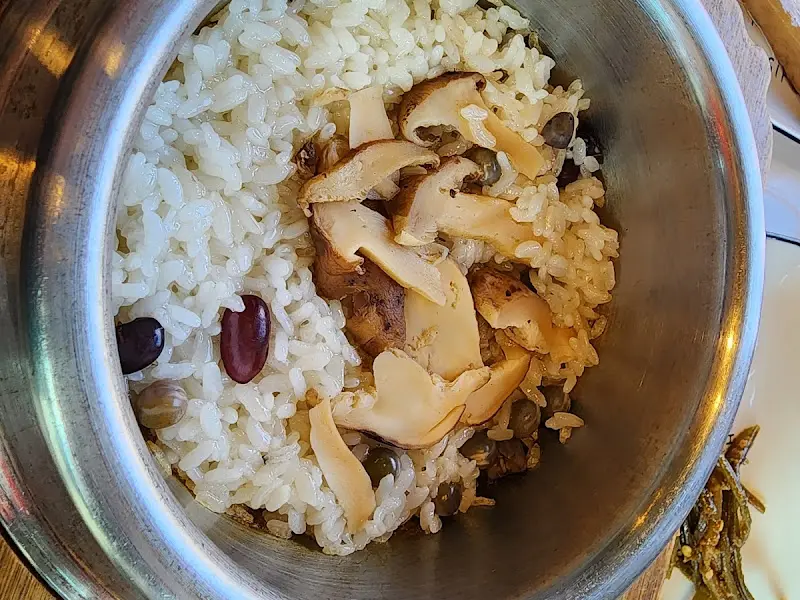 송이버섯이 듬뿍 들어간 솥밥