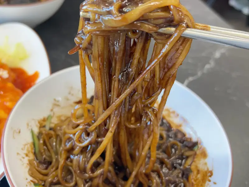 짜장면 들어올리기