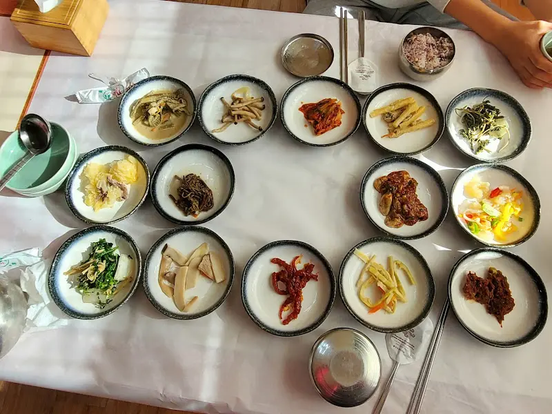 정갈하게 차려진 반찬들