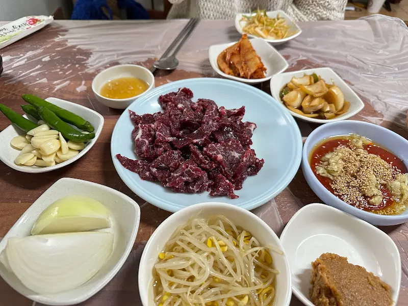 풍성한 밑반찬 구성