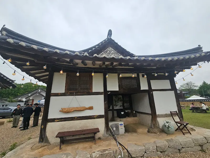 한옥 건물 외관에 은은하게 켜진 조명이 운치를 더한다