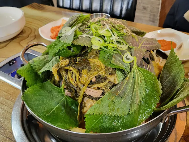 우거지가 듬뿍 들어간 뼈해장국