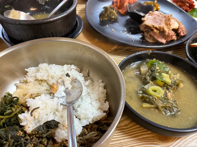 놋그릇에 담긴 밥과 시래기국