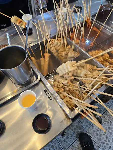 오뎅과 따뜻한 국물이 담긴 종이컵