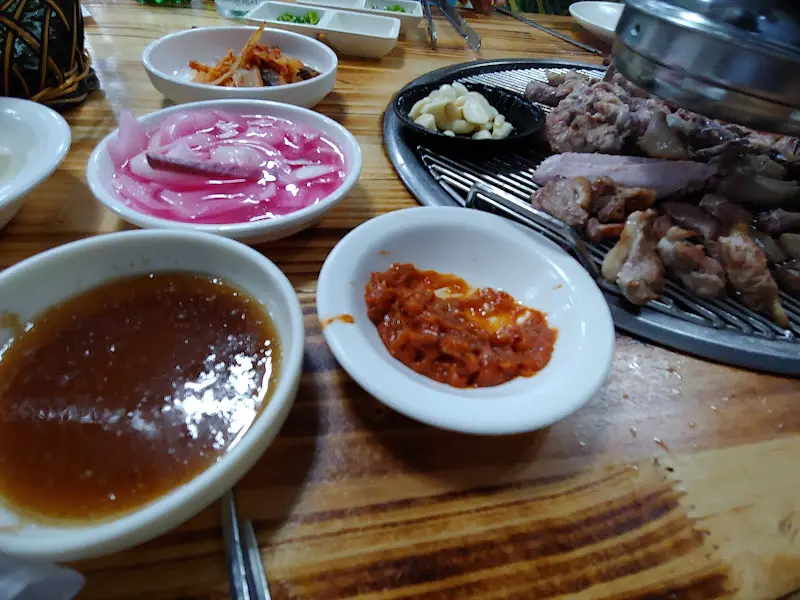 정갈하게 차려진 테이블과 싱싱한 오리 고기