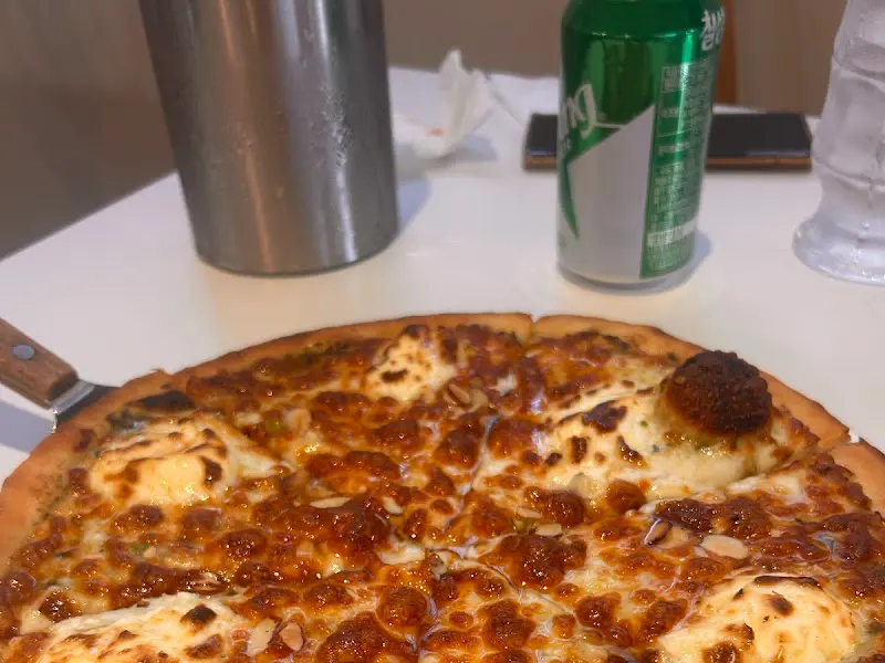 치즈가 듬뿍 올려진 피자