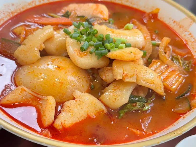 갑오징어가 듬뿍 올려진 갑오징어 짬뽕