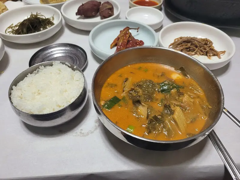 밥과 함께 제공되는 짱뚱어탕