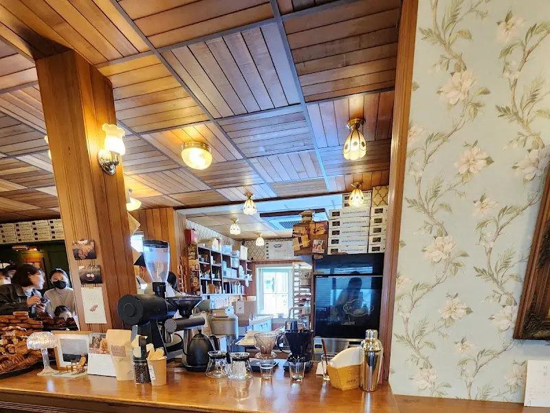 빵집 내부 카운터와 진열대 모습