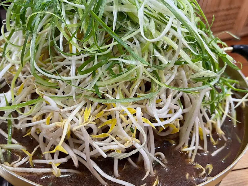 파채와 숙주가 듬뿍 올려진 파불고기