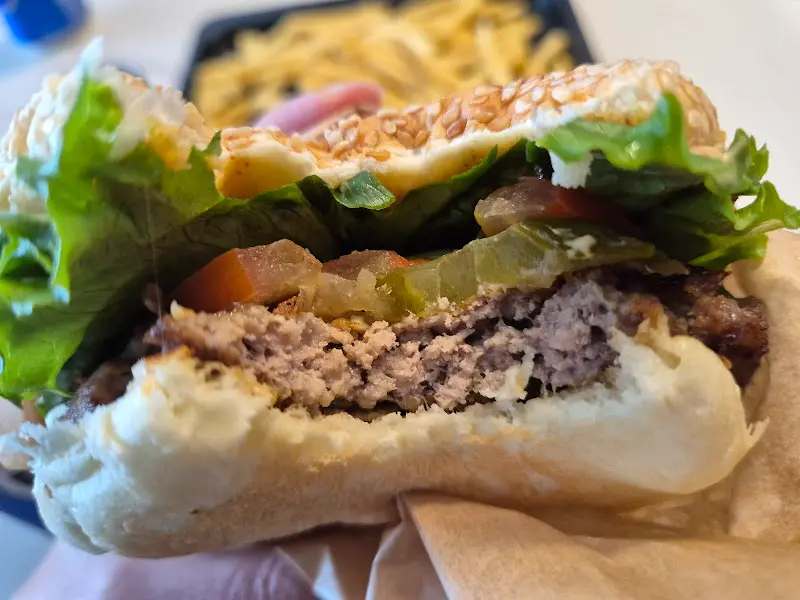 한 입 베어 문 버거의 단면