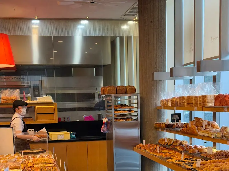 빵을 포장하는 직원들의 모습