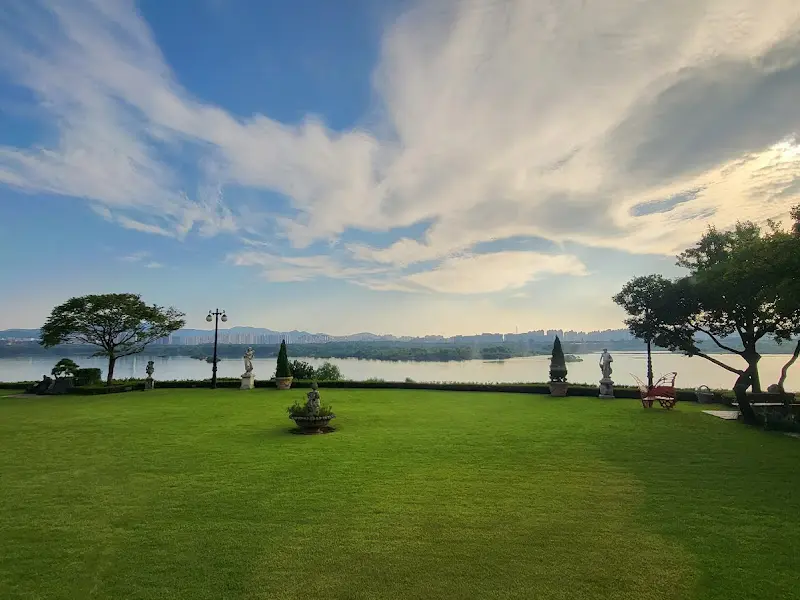 넓은 잔디 정원