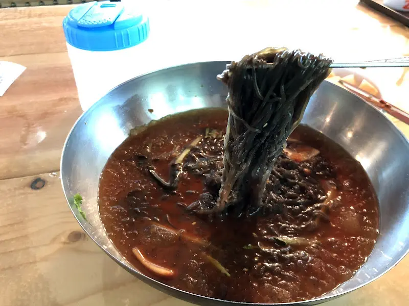 젓가락으로 들어올린 칡냉면 면발