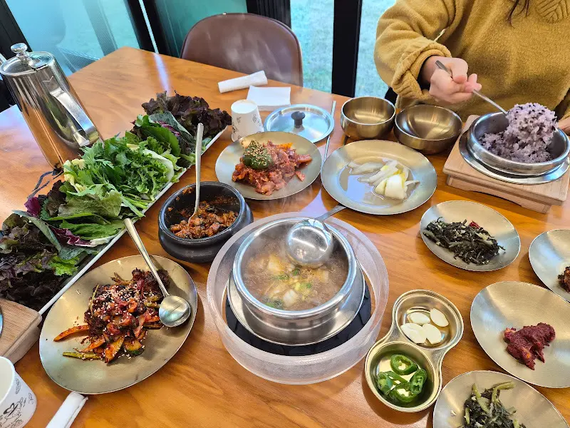 푸짐하게 차려진 우렁쌈밥 한 상