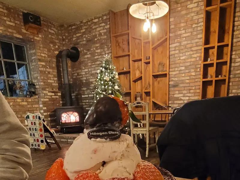 크리스마스 장식과 벽돌 벽이 인상적인 미세스피베리의 내부