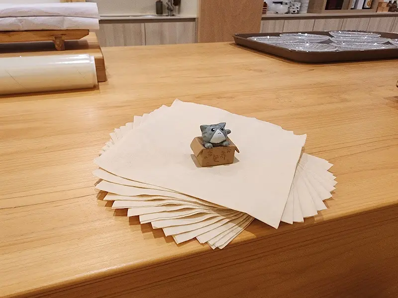 테이블 위에 놓인 고양이 장식품