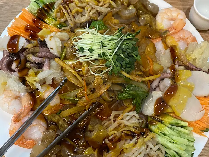 다양한 해산물이 담긴 요리