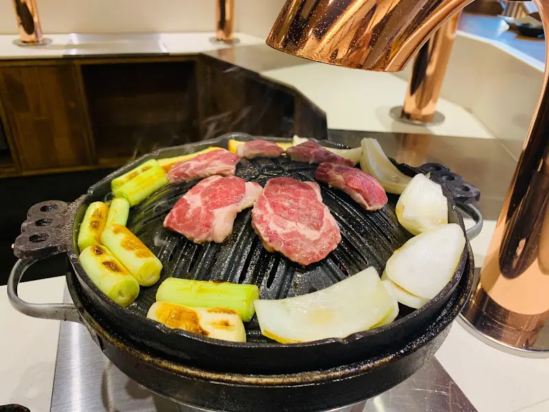 숯불 위에서 구워지는 양고기