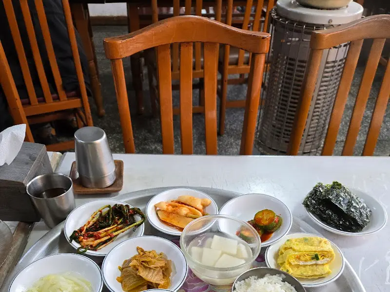 쟁반 위에 놓인 다양한 반찬들