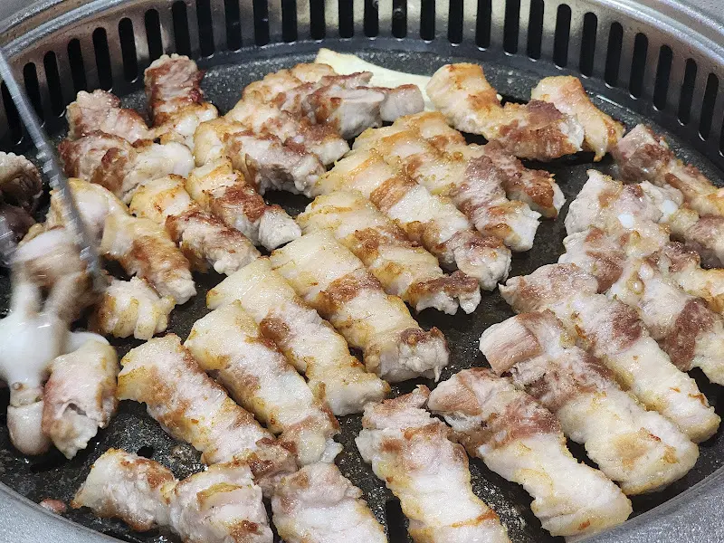 구워지는 삼겹살과 쭈꾸미