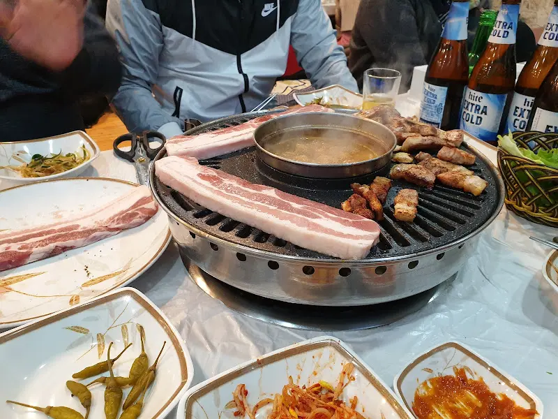 테이블 가득 차려진 삼겹살 한 상 차림