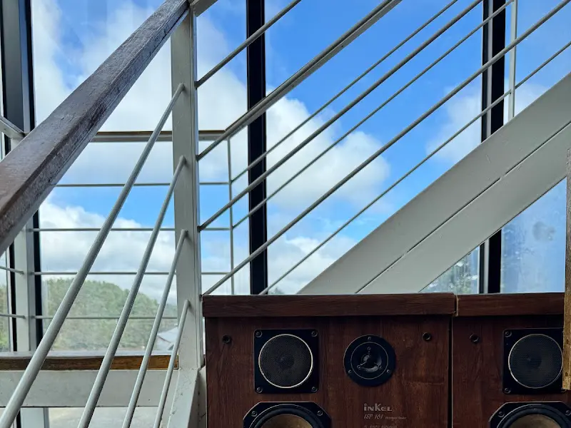 계단 옆에 놓인 오디오