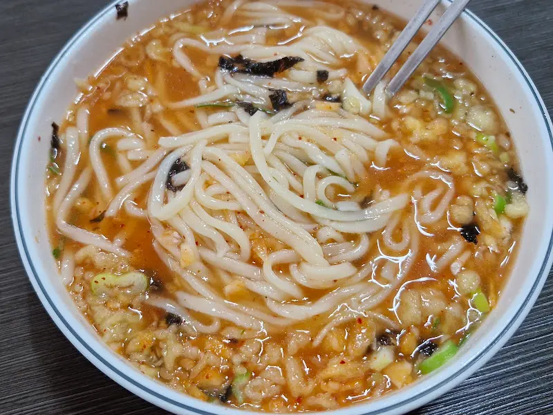 칼국수를 먹는 모습